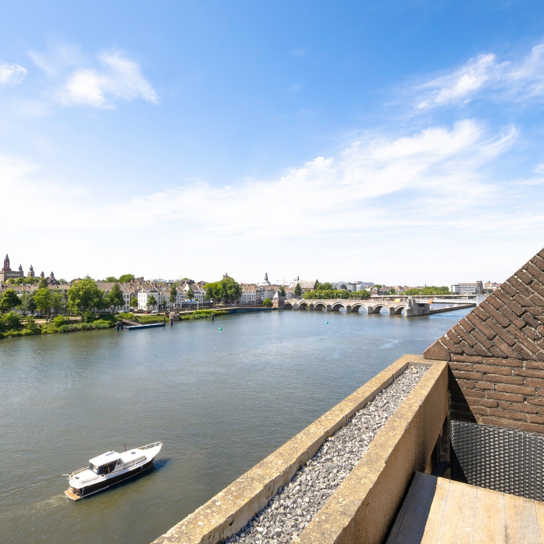Book a room with us on the river Maas and enjoy a beautiful view all day long. Take a room with balcony and enjoy even more by sitting outside.

Call +31 (0)43 350 91 91 or email reservation@cp-maastricht.nl to make a reservation.📞💻

#ihg #visitlimburg #cpm #crowneplaza #maastricht #limburg #visitmaastricht #crowneplazahotel #hotel #maastrichtcity #nachtjeweg #centrumhotelmaastricht #hotelroom #balcony #view #maasview #maas