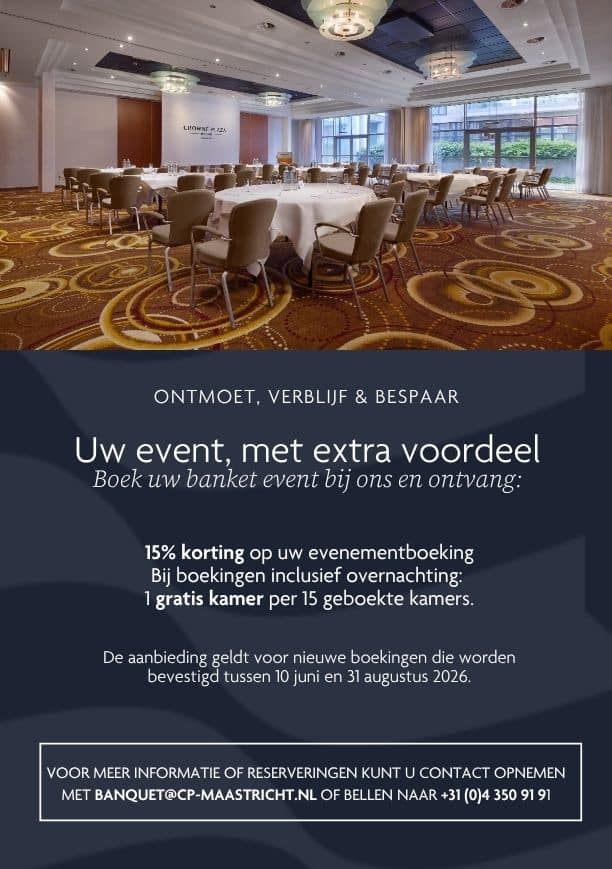 Banquet hall set for a conference with round tables and beige chairs; large windows and a navy promotional banner in Dutch.